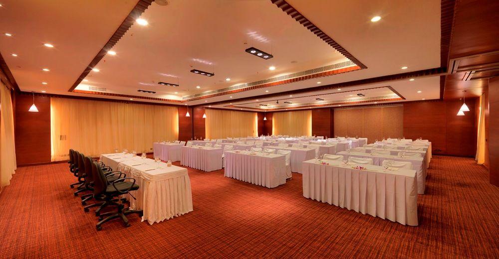 Royal Orchid Resort & Convention Centre, Yelahanka Bangalore Buitenkant foto