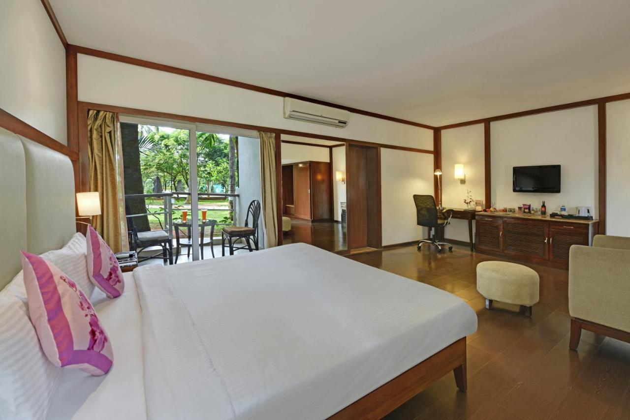 Royal Orchid Resort & Convention Centre, Yelahanka Bangalore Buitenkant foto