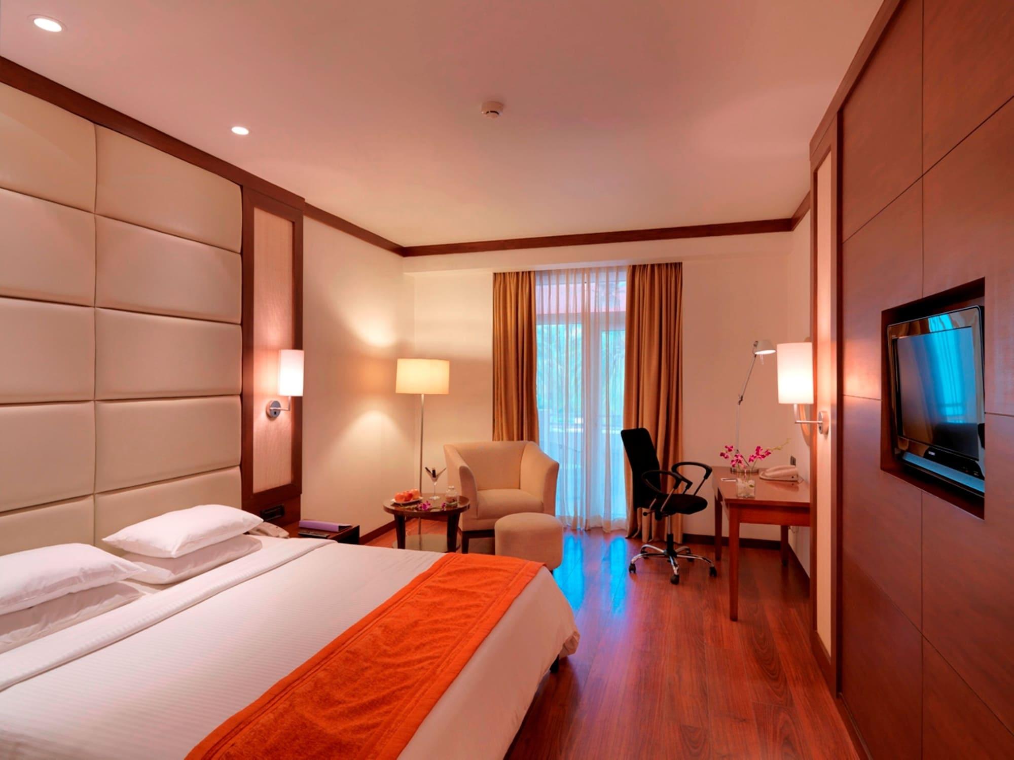 Royal Orchid Resort & Convention Centre, Yelahanka Bangalore Buitenkant foto