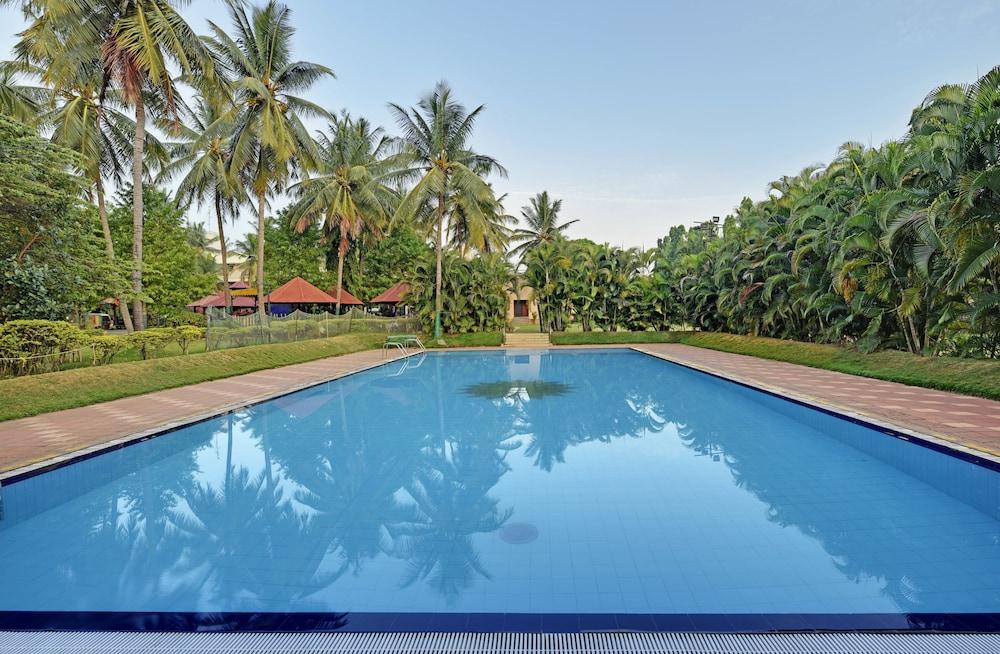 Royal Orchid Resort & Convention Centre, Yelahanka Bangalore Buitenkant foto