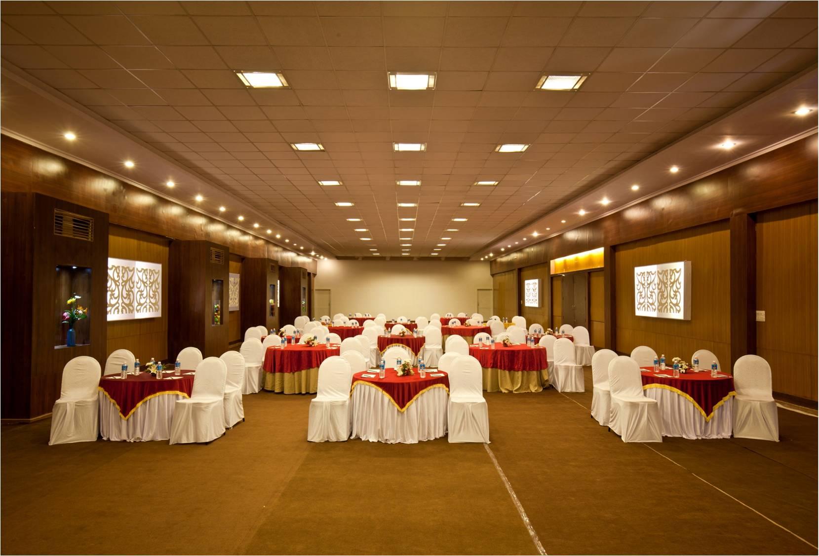 Royal Orchid Resort & Convention Centre, Yelahanka Bangalore Buitenkant foto