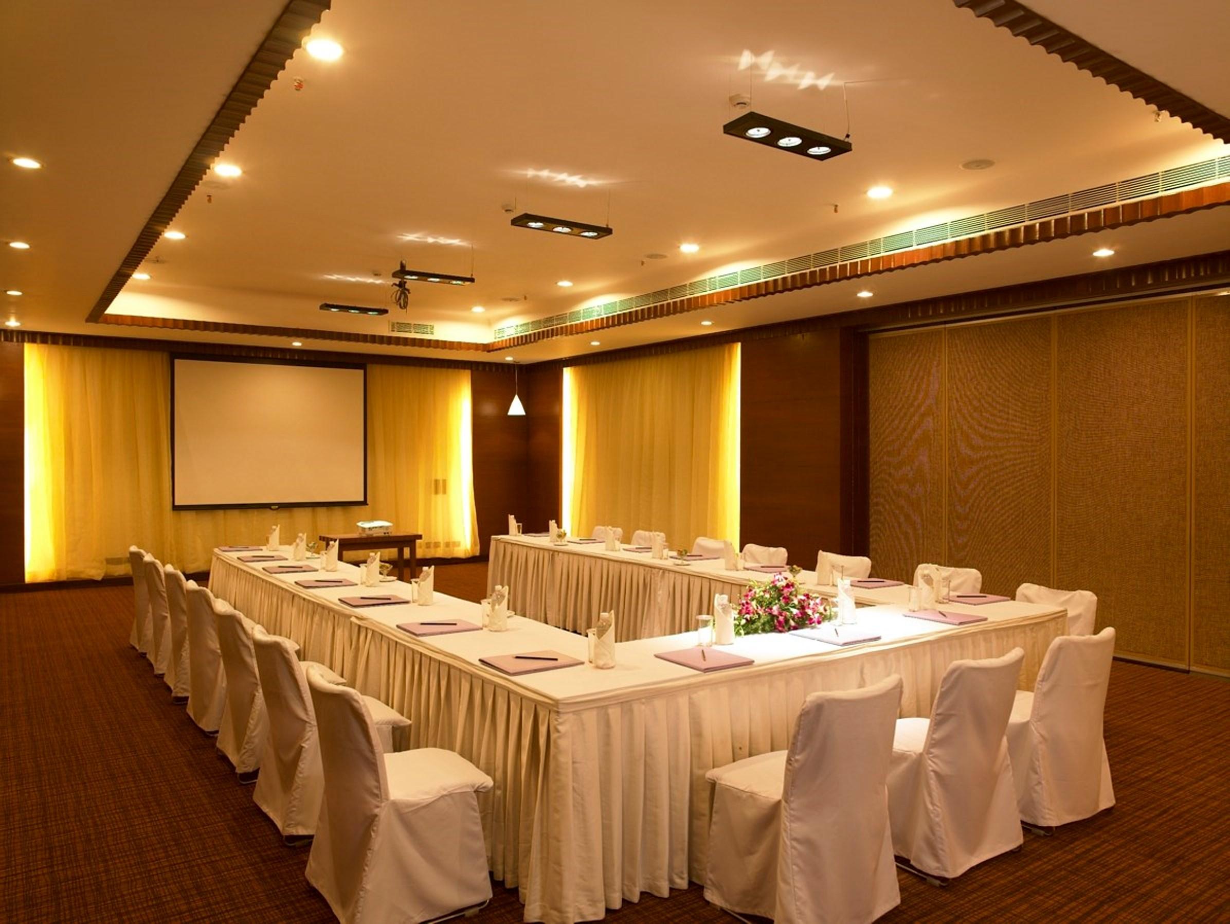 Royal Orchid Resort & Convention Centre, Yelahanka Bangalore Buitenkant foto
