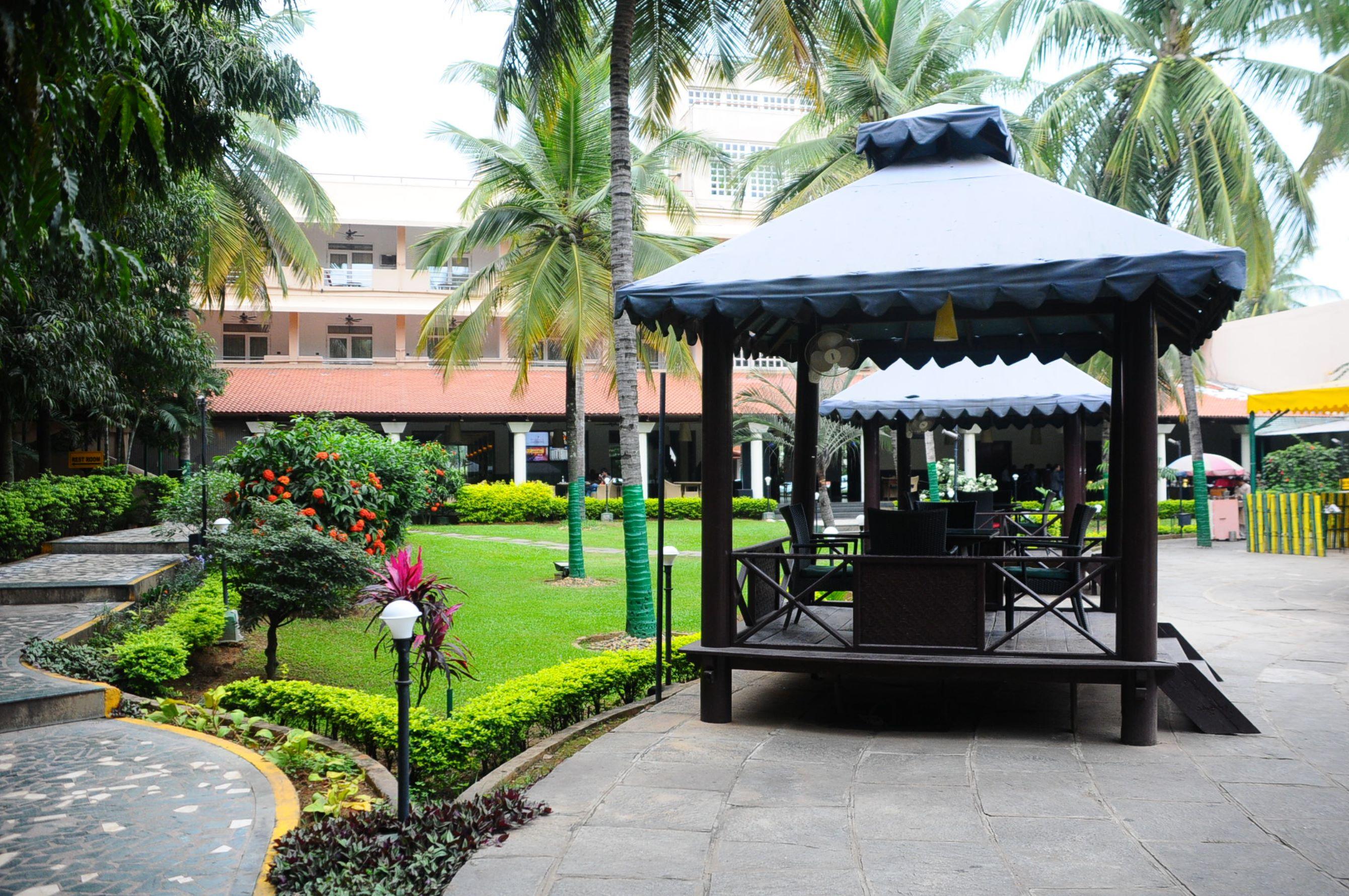 Royal Orchid Resort & Convention Centre, Yelahanka Bangalore Buitenkant foto