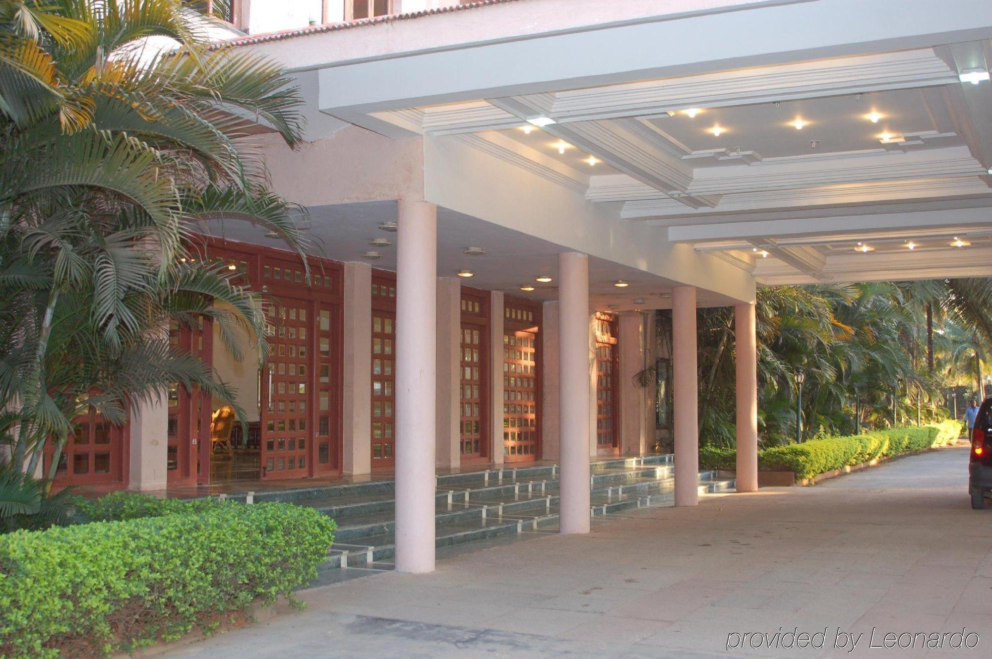 Royal Orchid Resort & Convention Centre, Yelahanka Bangalore Buitenkant foto