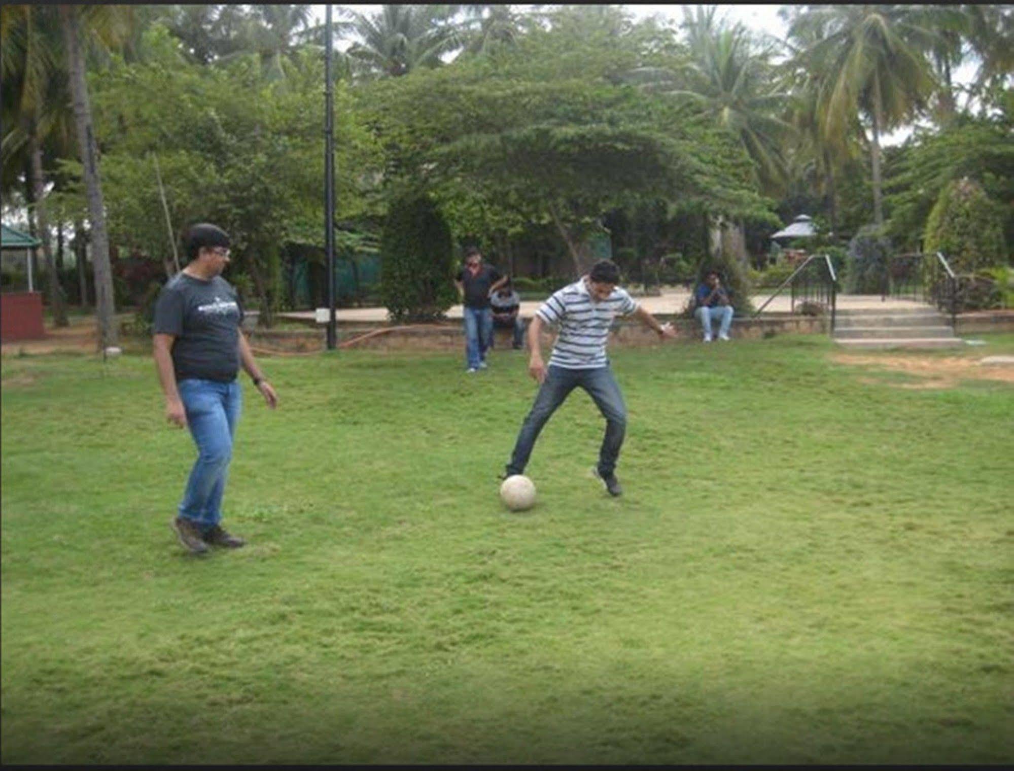 Royal Orchid Resort & Convention Centre, Yelahanka Bangalore Buitenkant foto