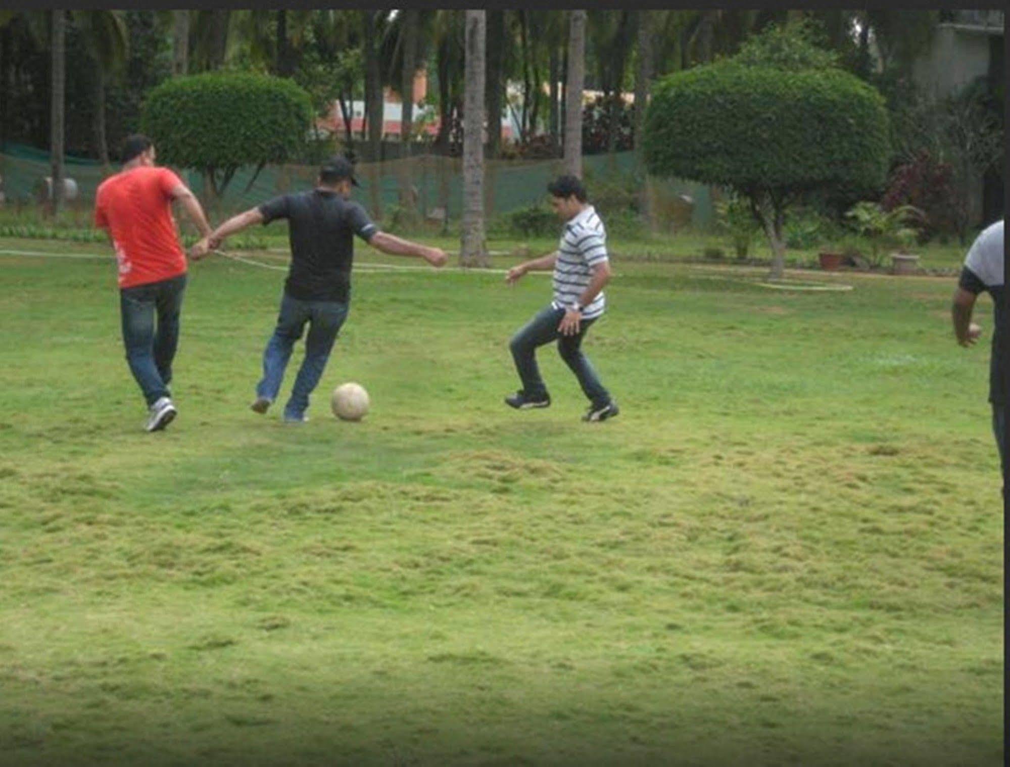 Royal Orchid Resort & Convention Centre, Yelahanka Bangalore Buitenkant foto
