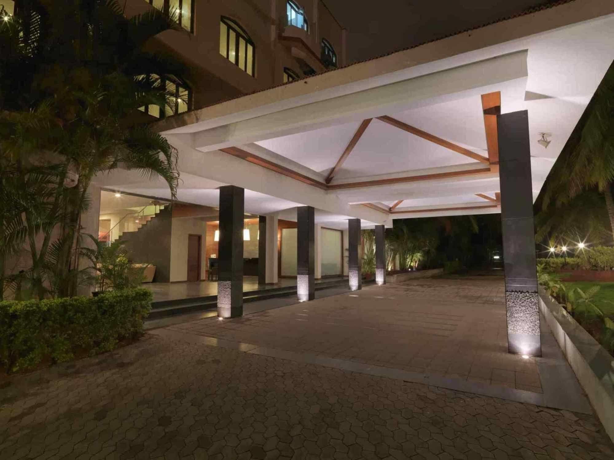 Royal Orchid Resort & Convention Centre, Yelahanka Bangalore Buitenkant foto