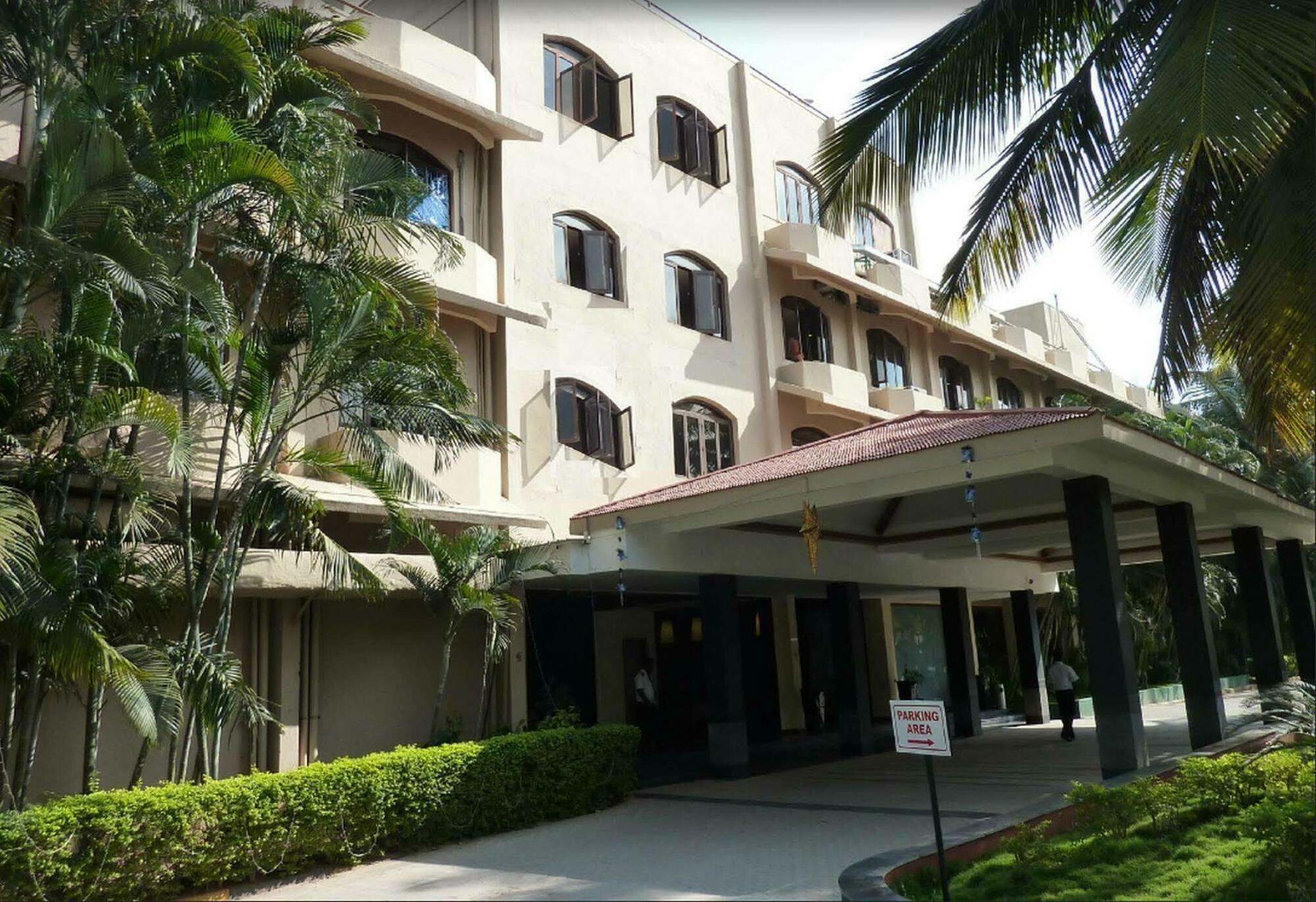 Royal Orchid Resort & Convention Centre, Yelahanka Bangalore Buitenkant foto