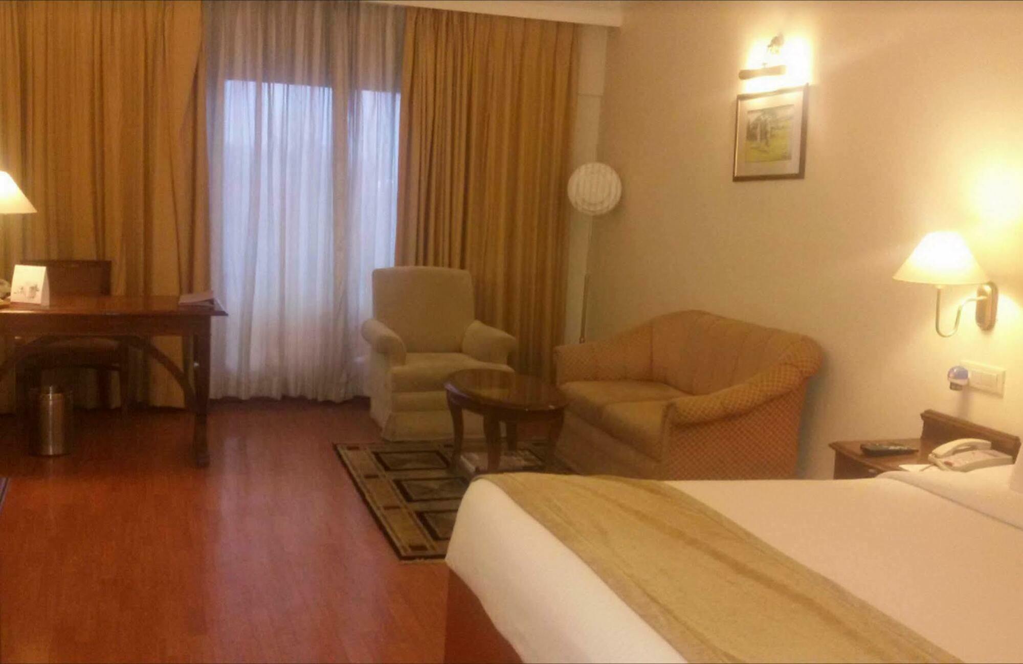 Royal Orchid Resort & Convention Centre, Yelahanka Bangalore Buitenkant foto